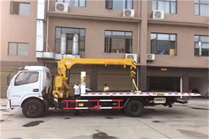 右江附近汽车轮胎更换